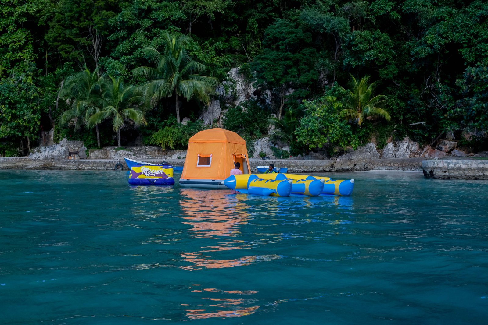 Floating Tent & Floating Bar